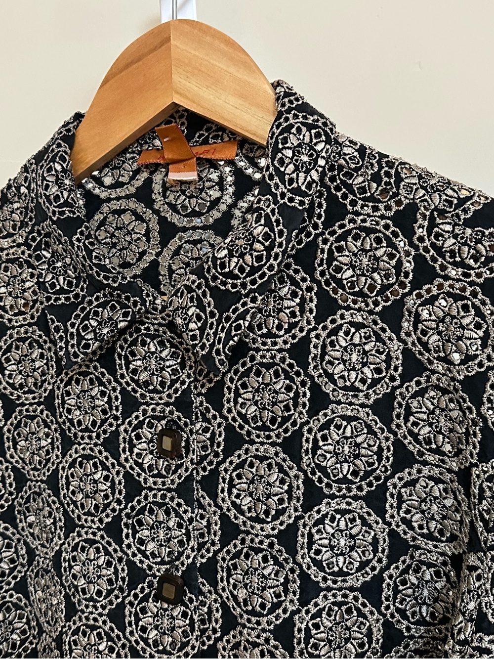 Harari Black Silk Eyelet Embroidered Button Front Blouse L - Picture 4 of 8